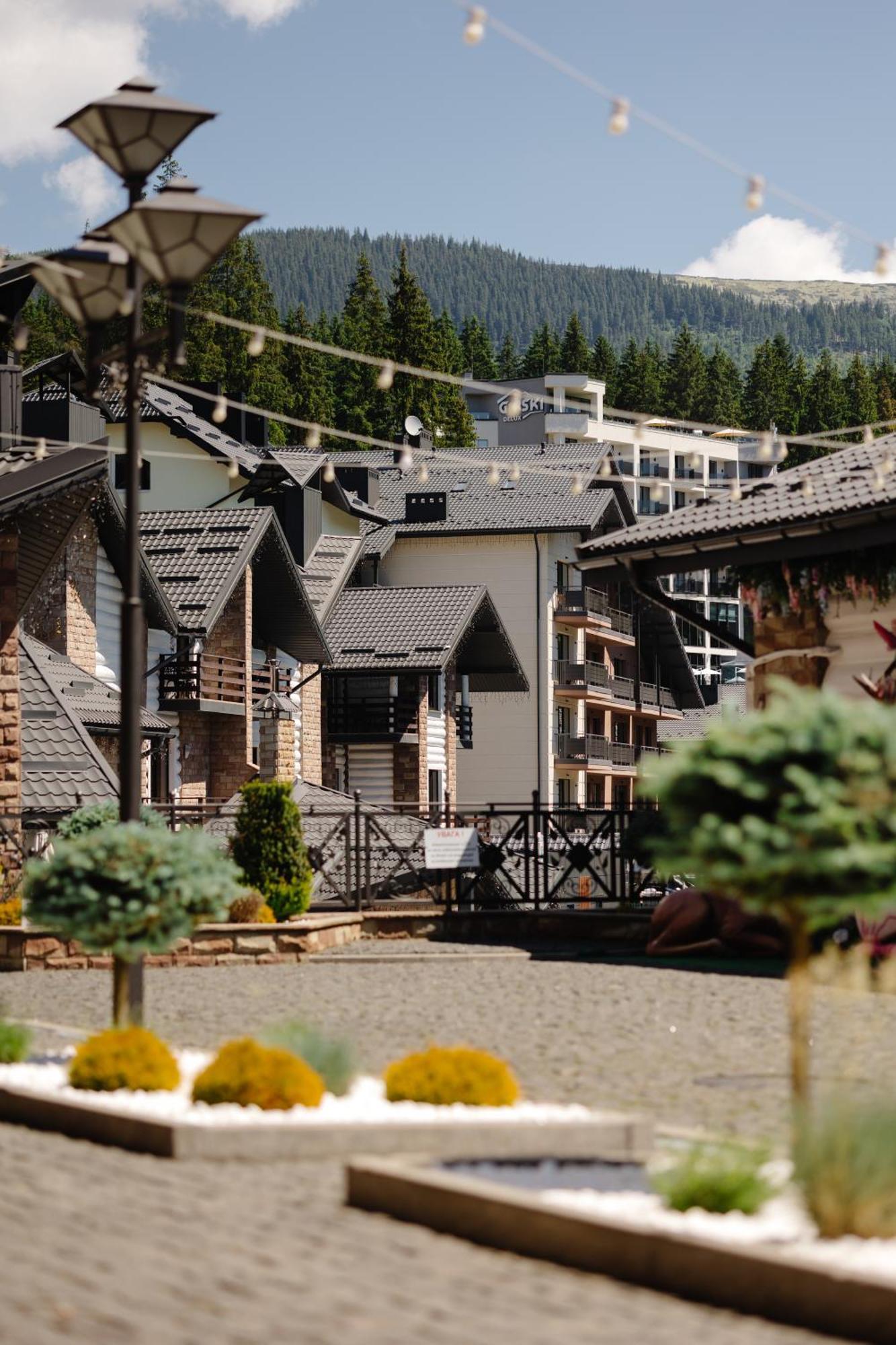 Westhills Cottage Town & Spa Bukovel Esterno foto