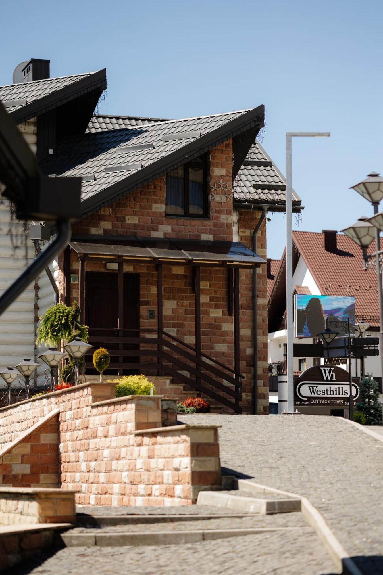 Westhills Cottage Town & Spa Bukovel Esterno foto