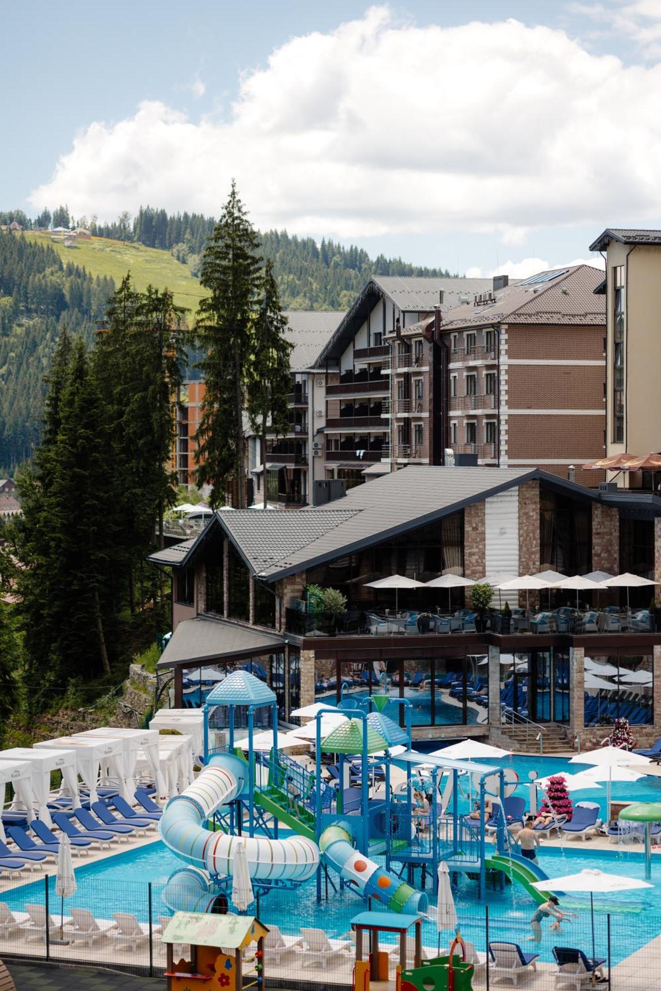Westhills Cottage Town & Spa Bukovel Esterno foto