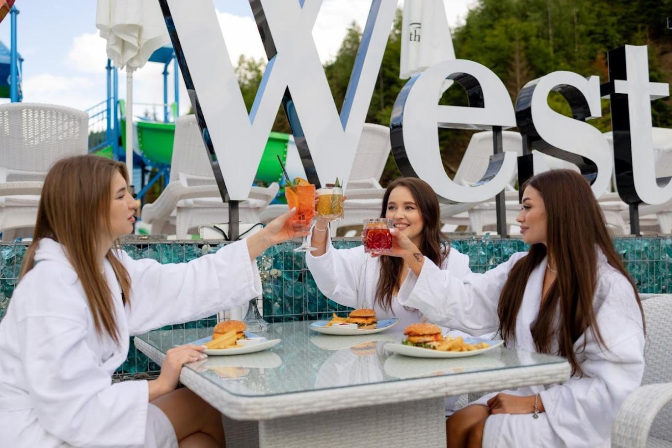 Westhills Cottage Town & Spa Bukovel Esterno foto
